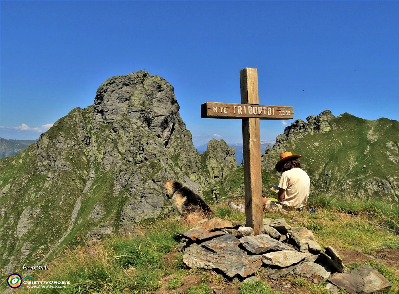 47 Alla croce di vetta del Tribortoi (2309 m) con vista in Valletto a sx e Ponteranica a dx.JPG